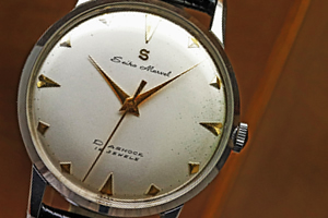 1958年（昭和33年）に製造された、希少な19石の赤機械を搭載したセイコー マーベルが入荷しました。 特徴的な楔（くさび）インデックスに加え、文字盤の筆記体「セイコーマーベル」表記と「S」のアップライトマークは、初期製造ならではの証です。 セイコー マーベル Ref.J14004 19石 手巻き